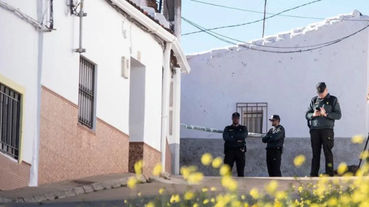 Efectivos de la Guardia Civil custodian la vivienda de la joven zamorana Laura Lelmo, desaparecida desde el miércoles. JULIÁN PÉREZ (EFE)