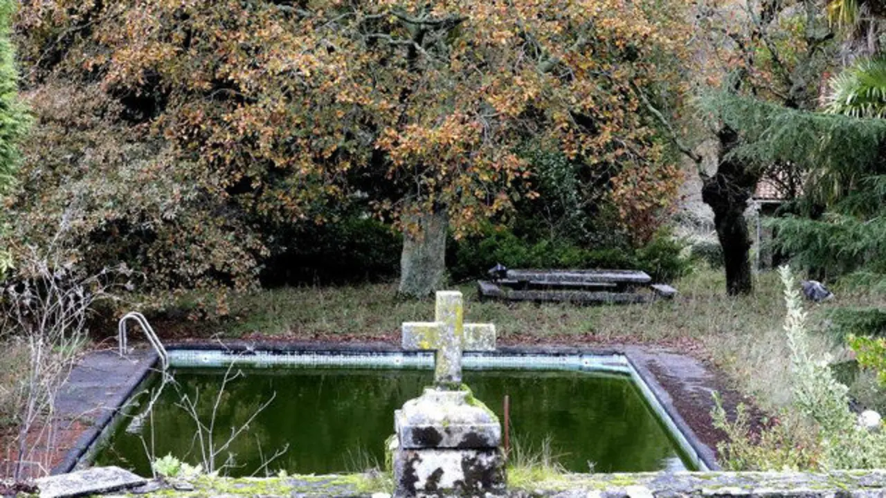 Piscina abandonada en el chalé de Teo donde murió Asunta Basterra. LAVANDEIRA JR (EFE)