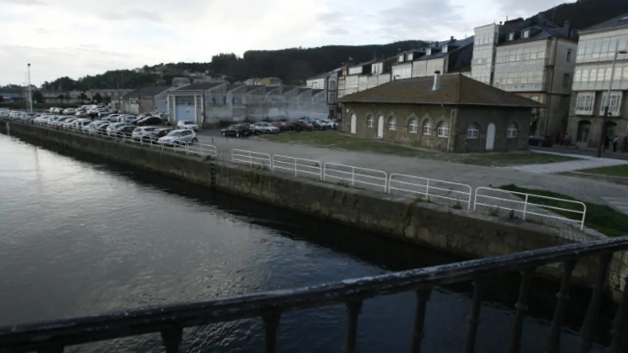 Zona en la que fue rescatada la mujer, junto al muelle viejo de Viveiro. AMA