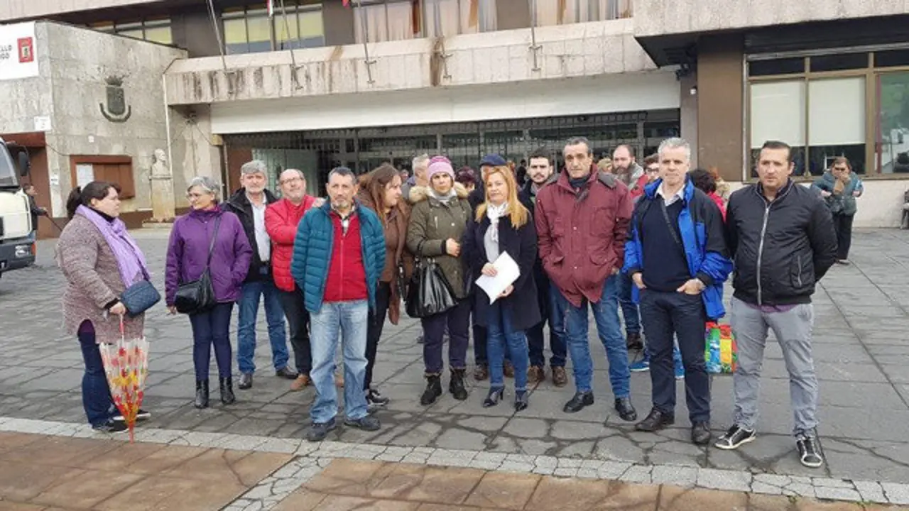 A Favec volveu a concentrarse este luns na porta do Concello de Vigo para solicitar que se paralice este desafiuzamento. FAVEC