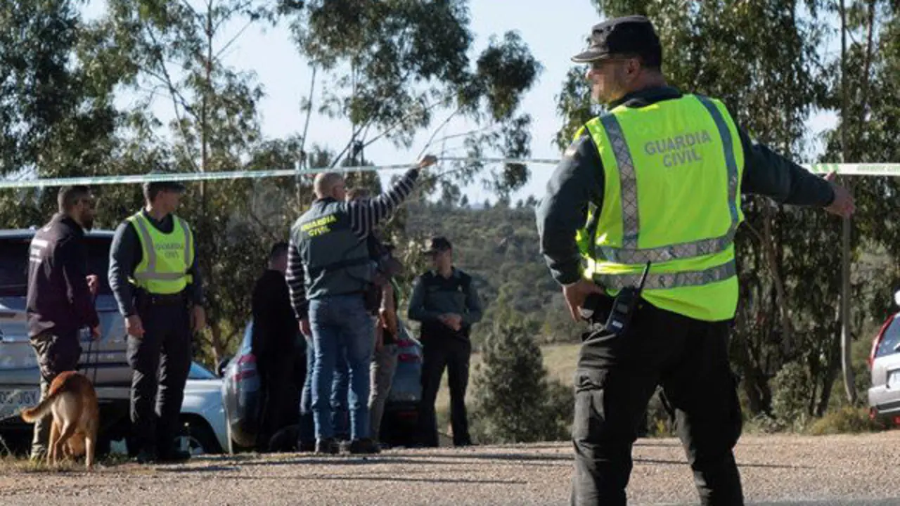 Agentes inspeccionan La Mimbrera, en El Campillo, tras encontrar el cuerpo de Laura Luelmo JULIÁN PÉREZ