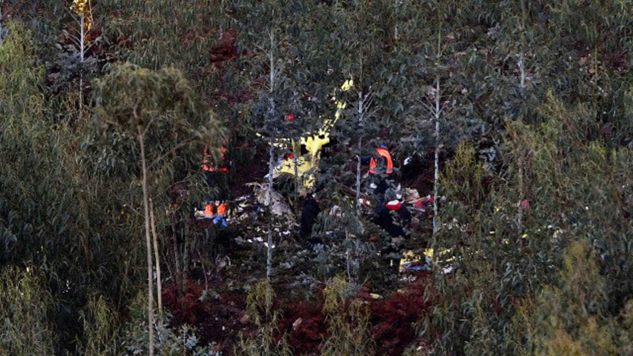 Efectivos de Protección Civil de Portugal durante os labores de rescate tras estrelarse un helicóptero sanitario preto do Porto. OTÁVIO PASSOS (EFE)