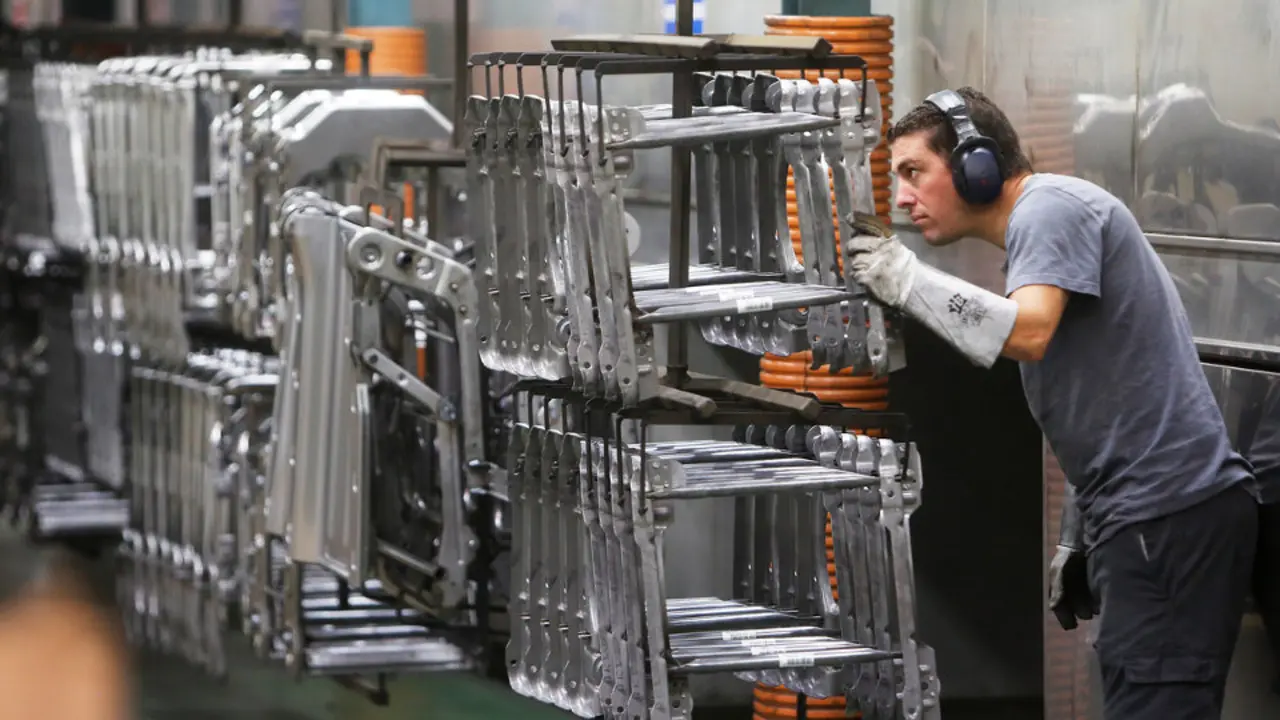 Un trabajador en una planta de Viza. GUSTAVO RIVAS (AEP)