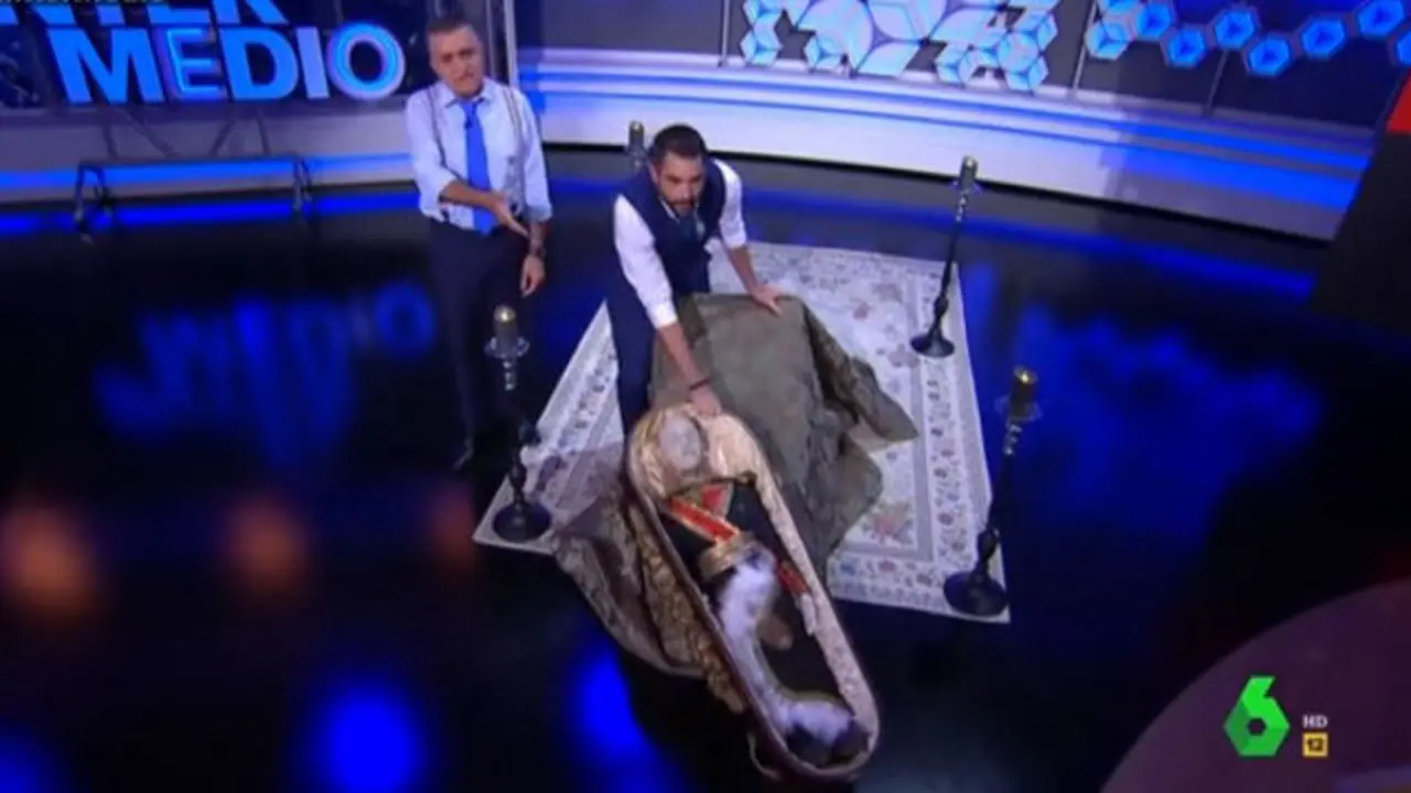 Wyoming y Mateo bromean con el falso cadáver de Franco LA SEXTA