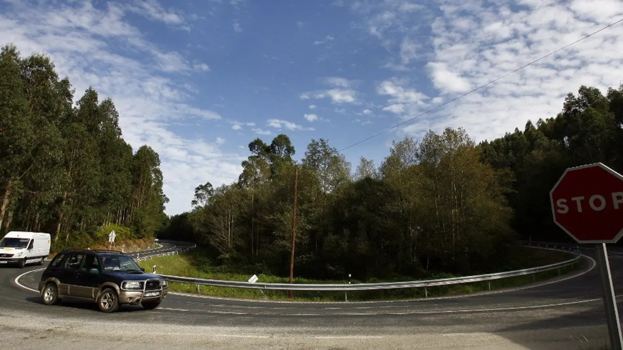 Una de las numerosas curvas cerradas del tramo negro de la N-642, que discurre de Ribadeo a Asturias. AMA