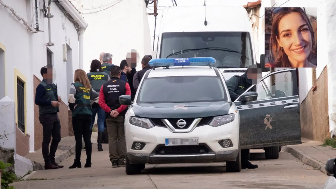 Efectivos da UCO Garda Civil inspeccionan unha vivenda na rúa Córdoba del Campillo (Huelva). EFE
