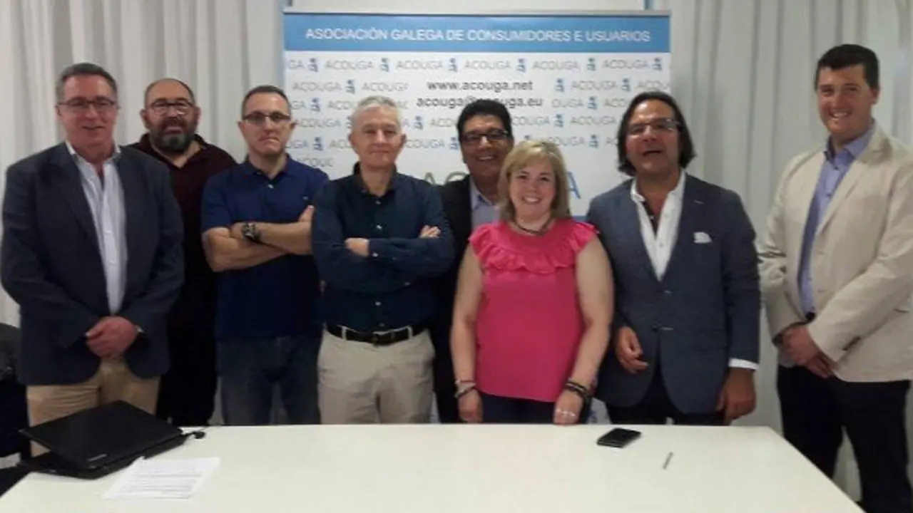 Integrantes de la Asociación Galega de Consumidores e Usuarios. ACOUGA