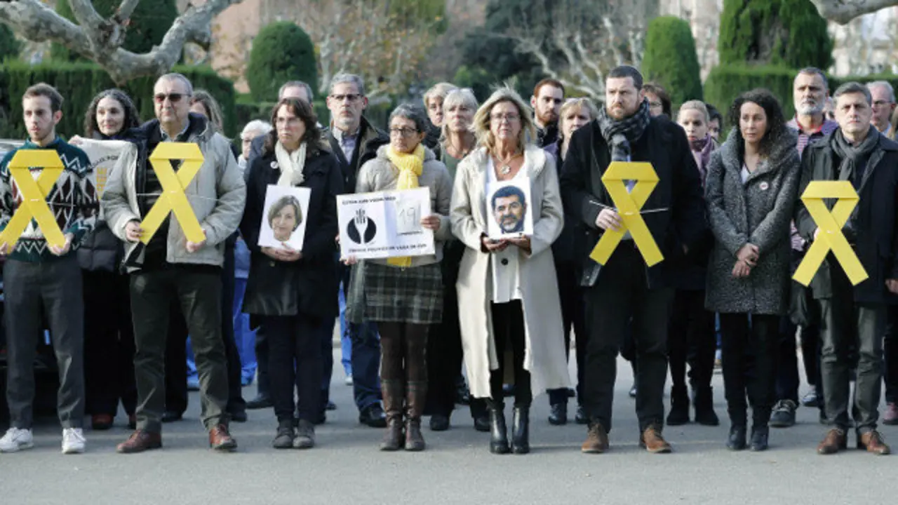 Deputados independentistas e persoal do Parlament gardan un minuto de silencio en solidariedade cos líderes independentistas que cumpren o seu 19º día de folga de fame. ANDREU DALMAU (EFE)