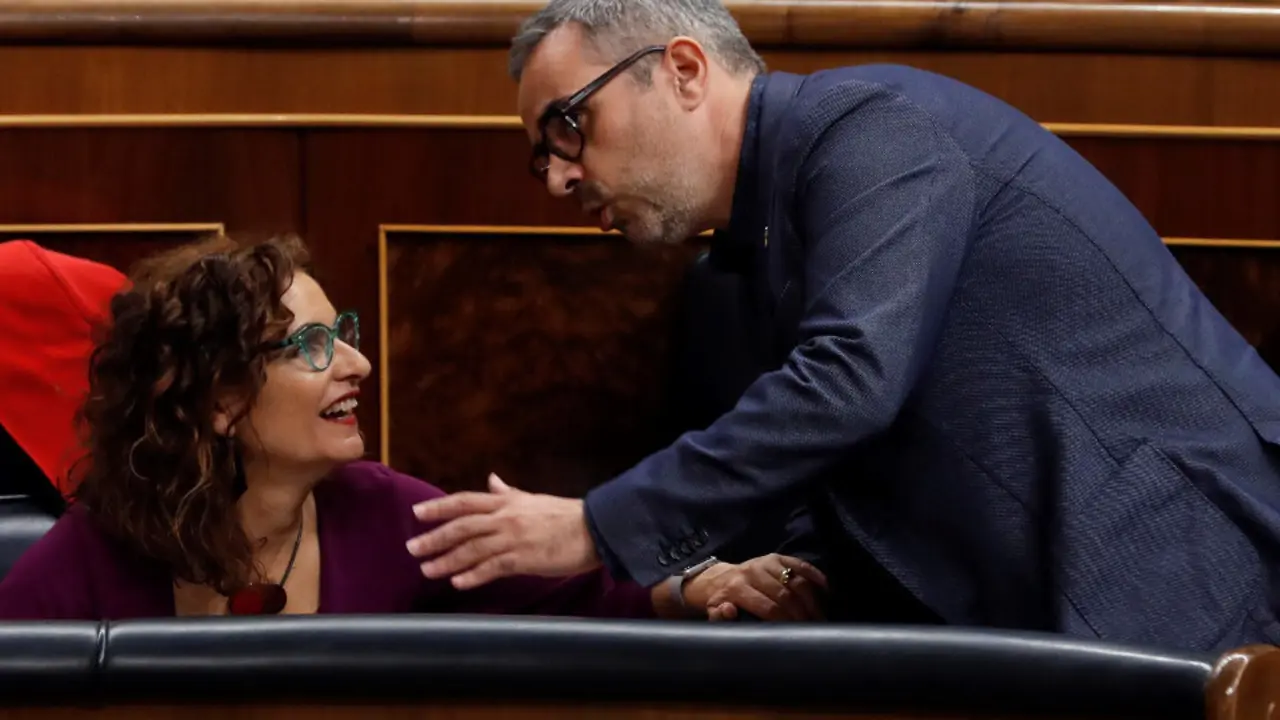 La ministra de Hacienda, María Jesús Montero, conversa con el portavoz de ERC en la Comisión de Hacienda, Joan Margall Sastre. J.J. GUILLÉN (Efe)