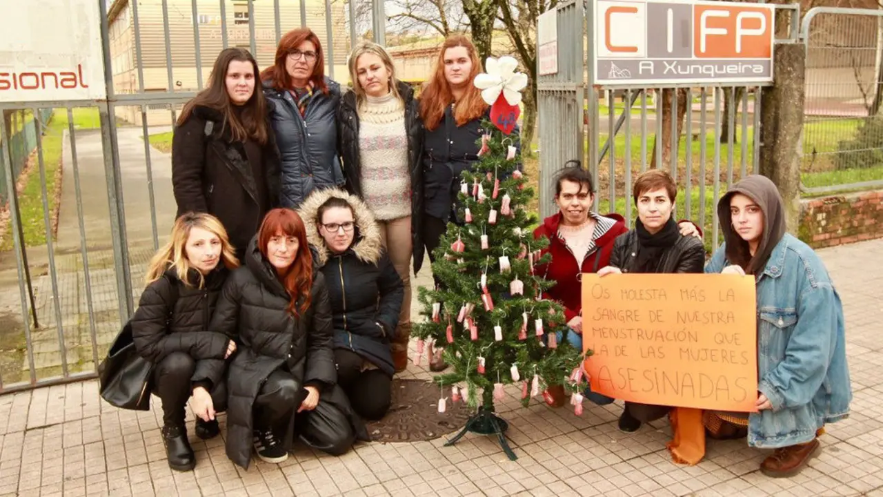 Las alumnas del ciclo junto al pol&eacute;mico &aacute;rbol RAFA FARI&Ntilde;A