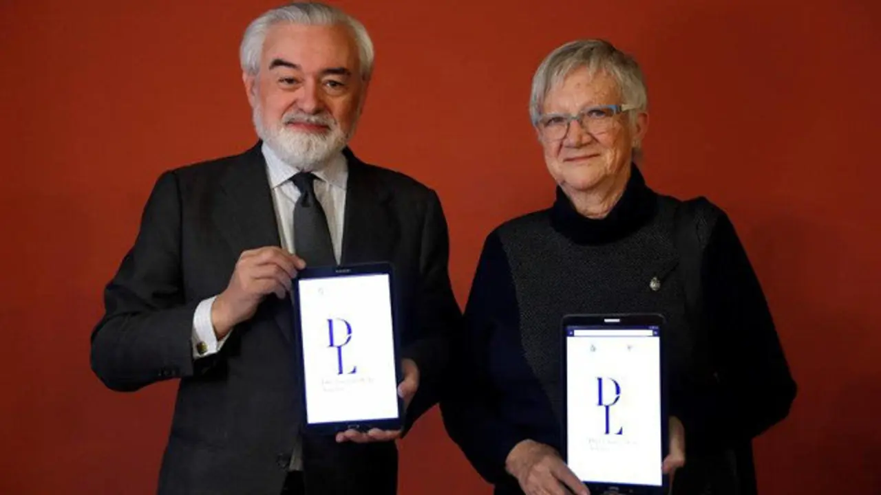 El director en funciones de la RAE, Diario Villanueva, y la académica directora del diccionario, Paz Battaner, durante la rueda de prensa de presentación de nuevas palabras y modificaciones del portal digital.   CHEMA MOYA (EFE)
