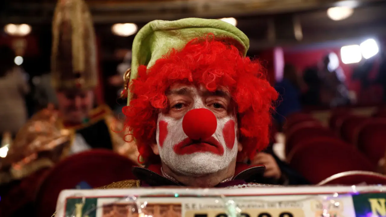 Hombre disfrazado de payaso, en el Teatro Real. MARISCAL (EFE)