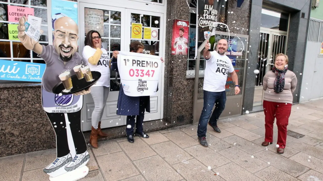 Os propietarios do bar Madeira de Lugo celebrando o Gordo. J.VÁZQUEZ
