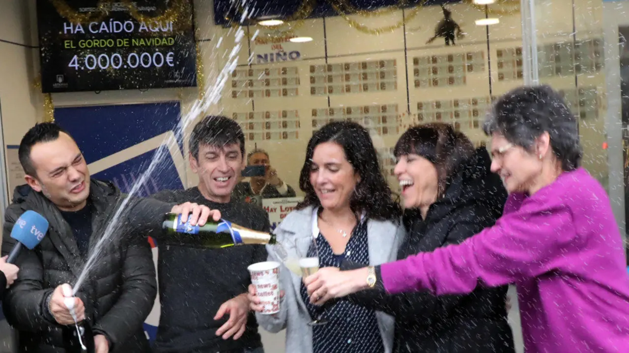Trabajadoras de la administración de lotería A Sorte, de Teo, en plena celebración. PEPE FERRÍN (AGN)