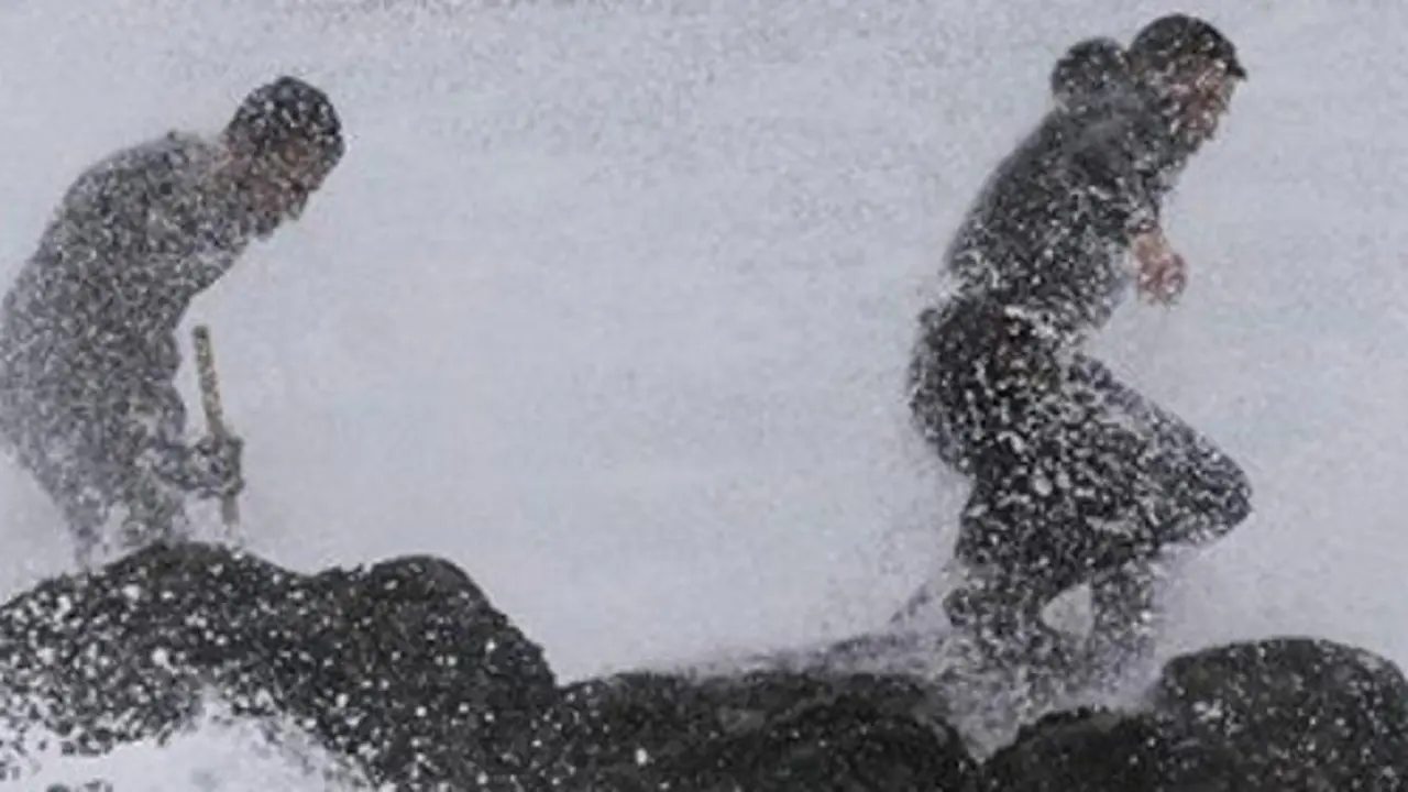 Mariscadores faenan en el cabo Roncudo, en Corme. LAVANDEIRA JR.