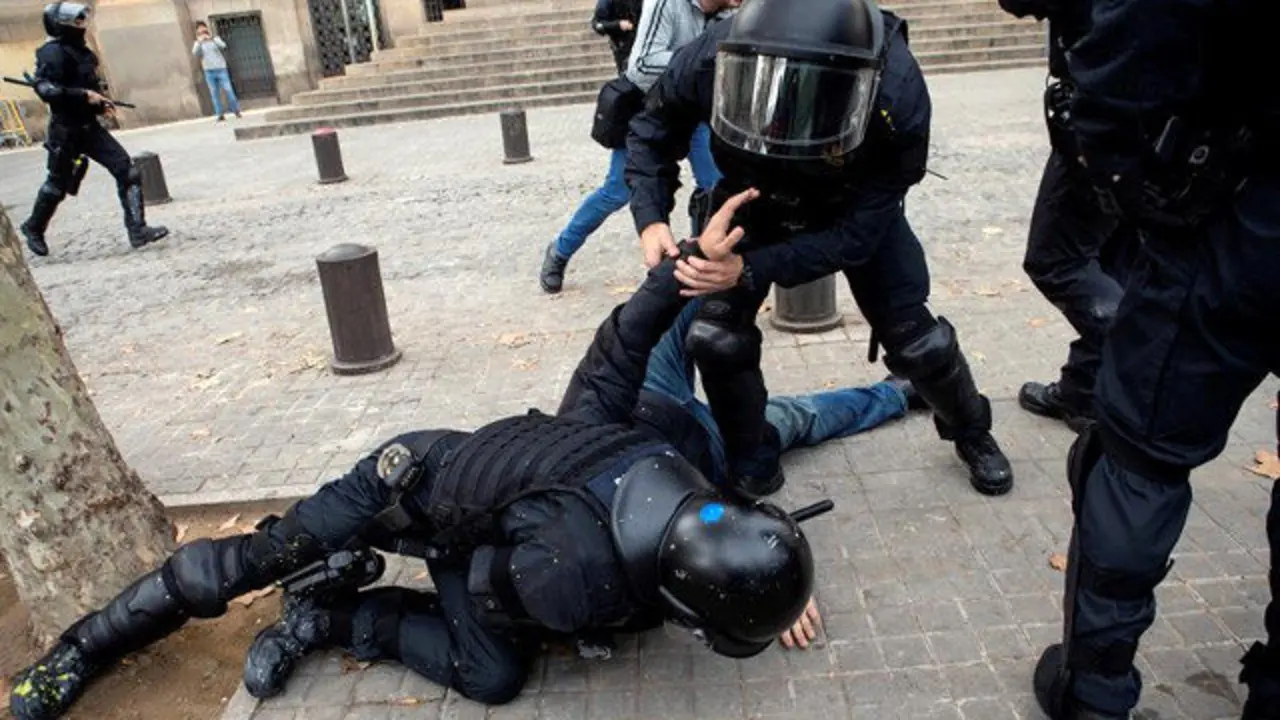 Mossos d'Esquadra reducen a un simpatizante independentista. ENRIC FONTCUBERTA