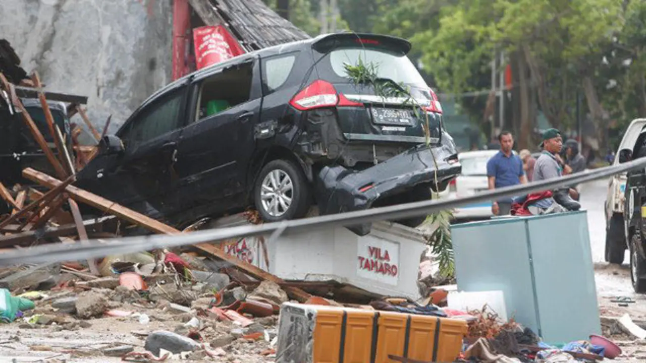 Un coche dañado tras el tsunami de Indonesia. ADI WEDA (EFE)