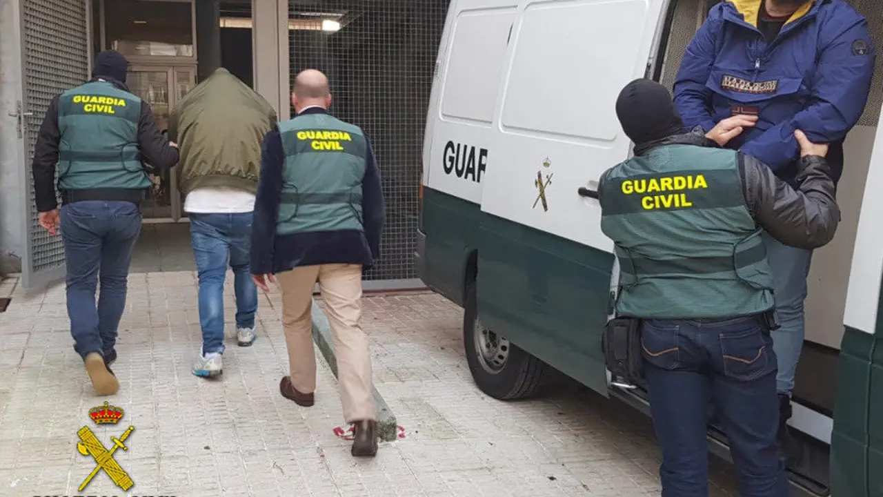 Los detenidos por el secuestro de un joven en A Lanzada. GUARDIA CIVIL