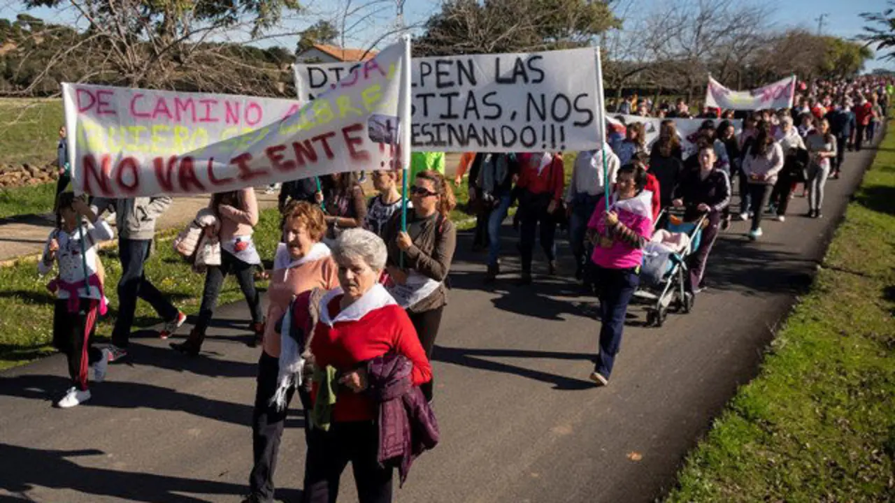 Marcha hacia El Campillo en memoria de Laura Luelmo. JULIÁN PÉREZ