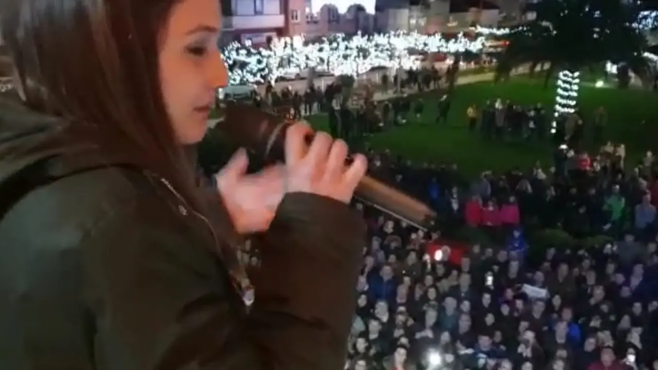 Sabela, desde el balcón del Consistorio de As Pontes.EP