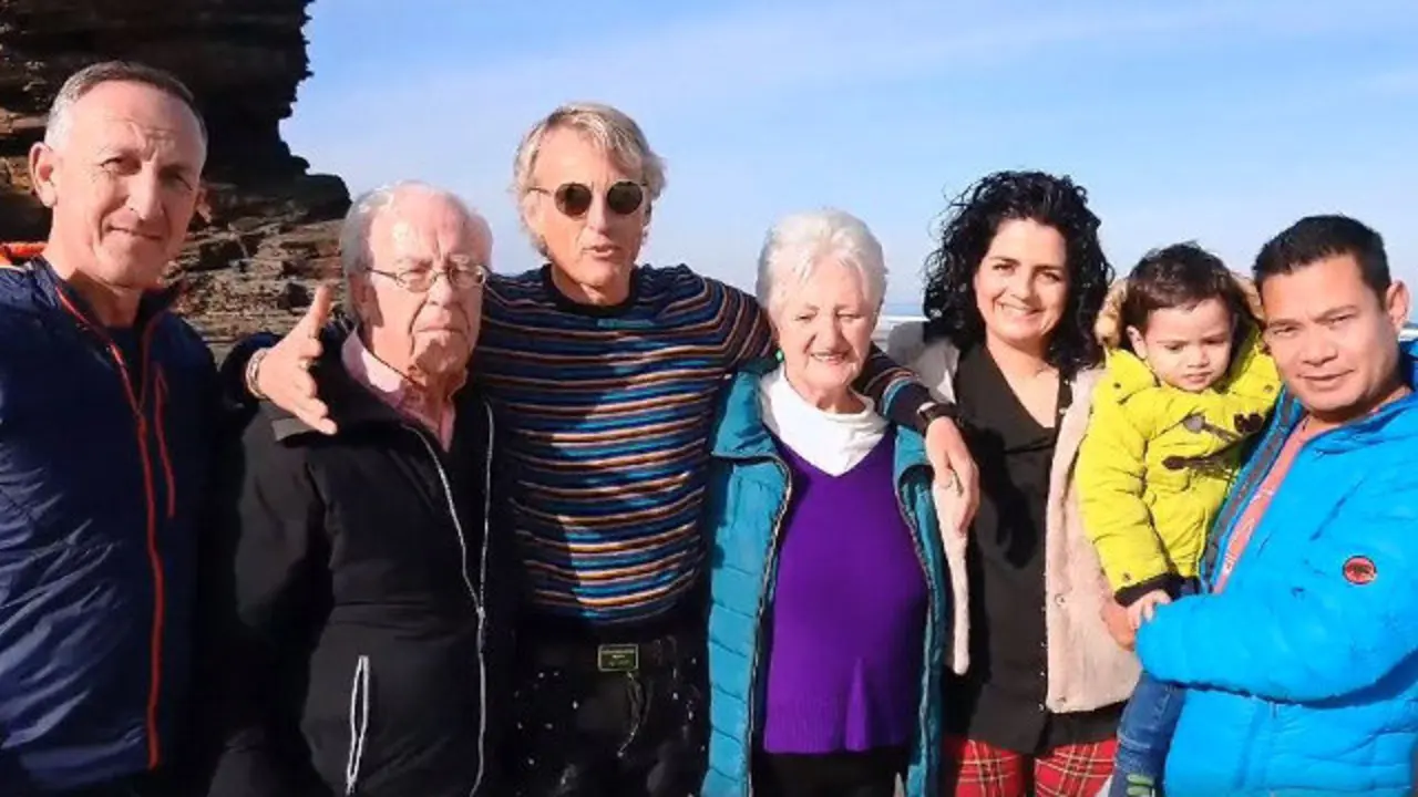 Calleja, arropado por los suyos. FACEBOOK