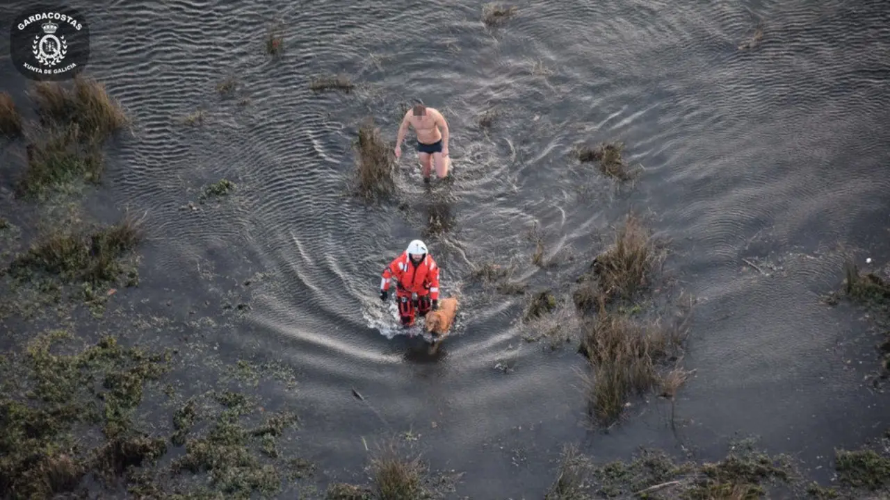 Rescate dos Gardacostas en Vilaboa. TWITTER
