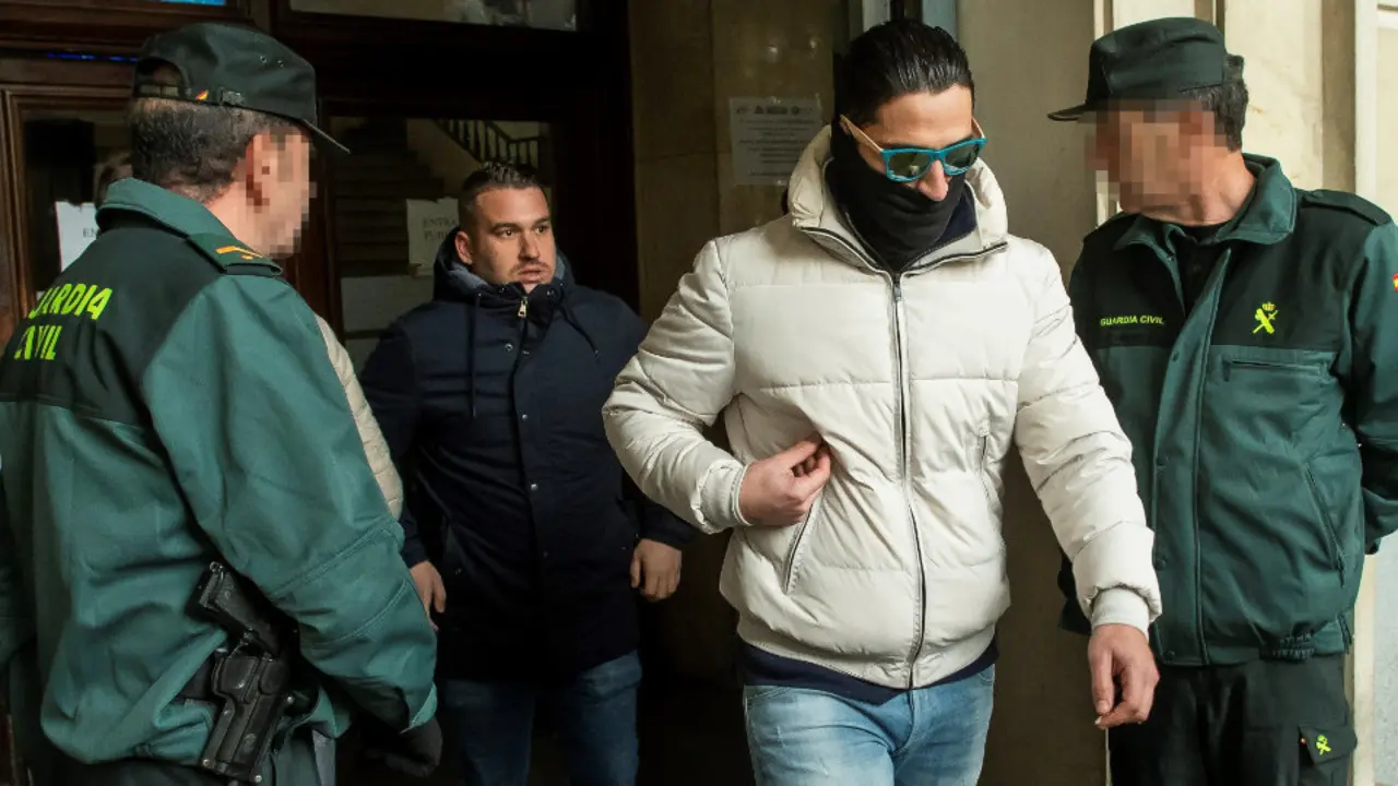  José Ángel Prenda y Alfonso Jesús Cabezuelo, a su salida de la Audiencia de Sevilla.RAÚL CARO (EFE)