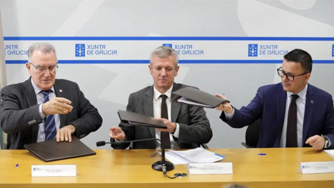 De izquierda a derecha, Alfredo García, Alfonso Rueda y José González en la firma del convenio de los GES. LAVANDEIRA JR (EFE)