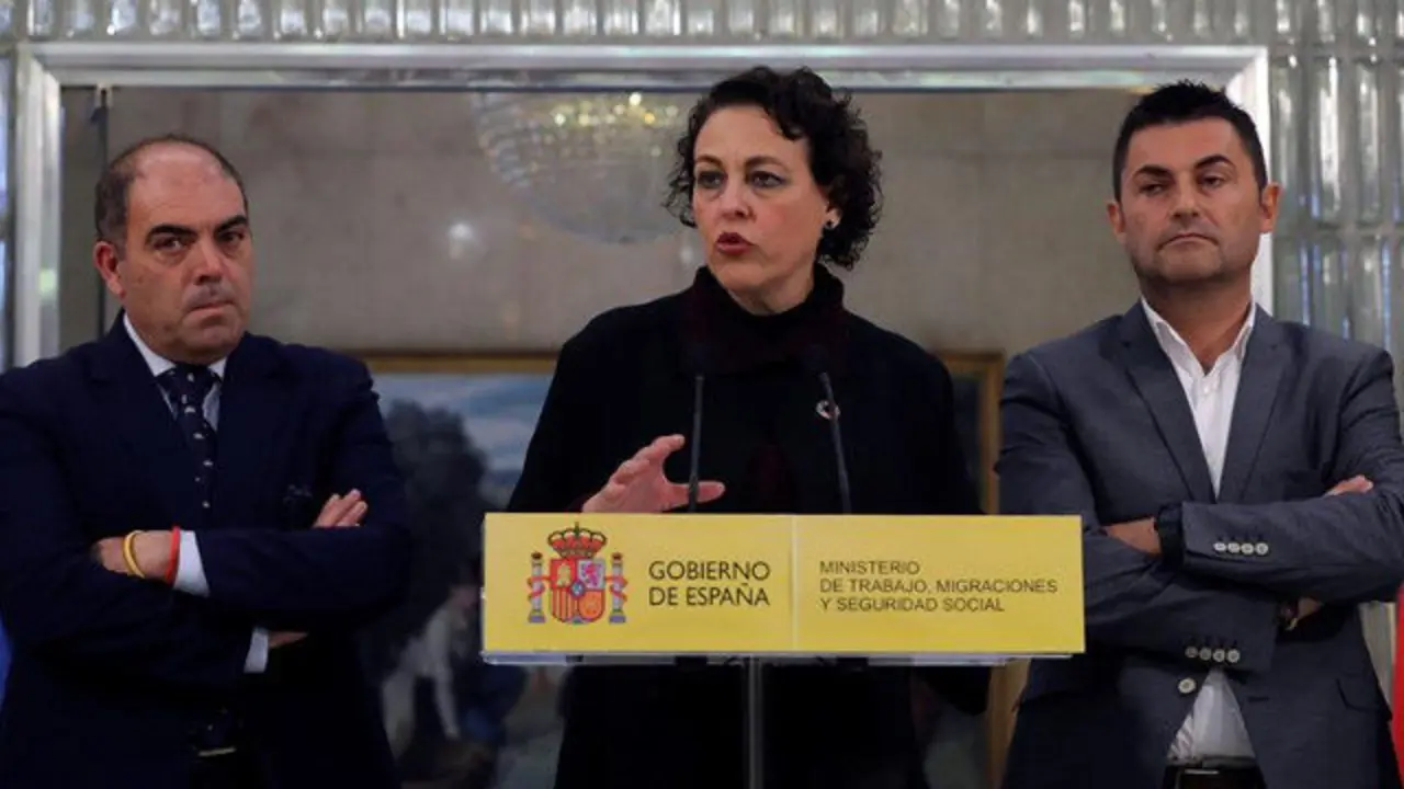 Magdalena Valerio, en rueda de prensa con los responsables de las asociaciones de autónomos. BALLESTEROS (EFE)