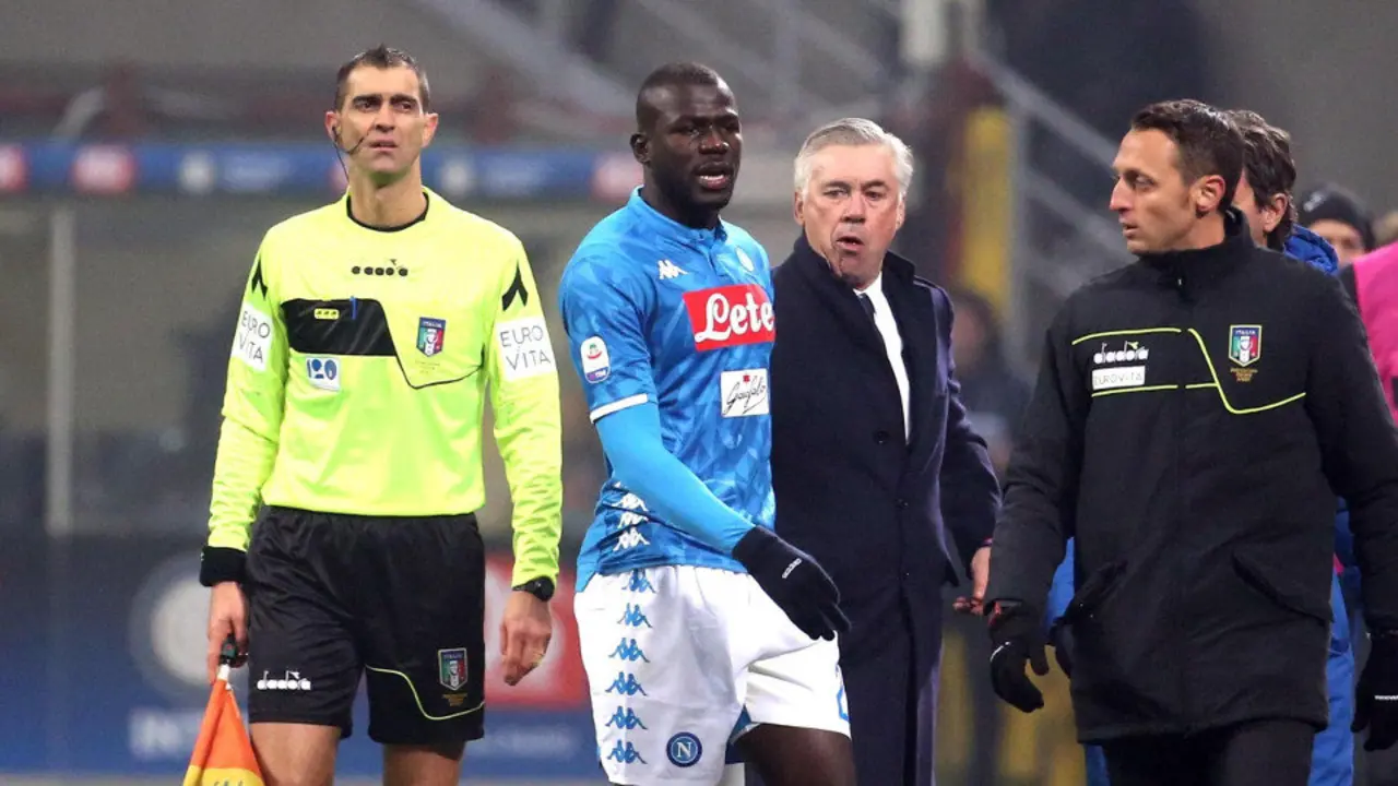Kalidou Koulibaly abandona el terreno de juego tras ser expulsado durante el partido. ROBERTO BREGANI (EFE)