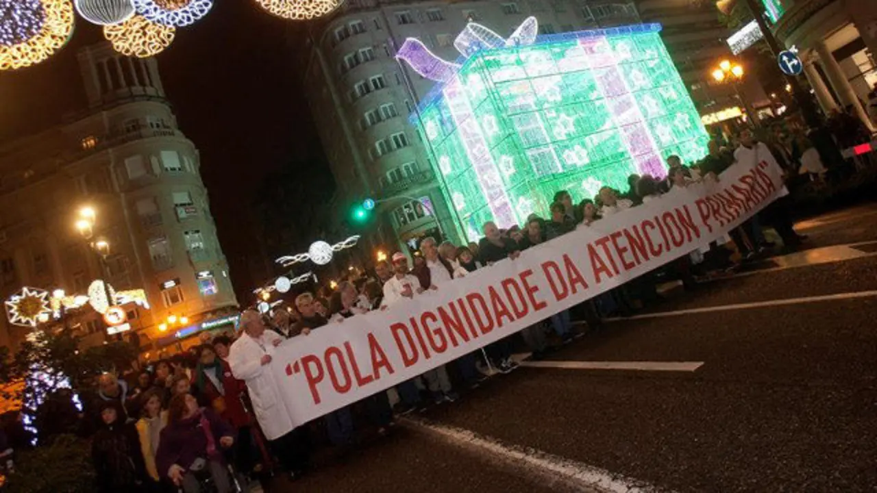 Multitudinaria manifestación por el centro de Vigo. SALVADOR SAS (EFE)