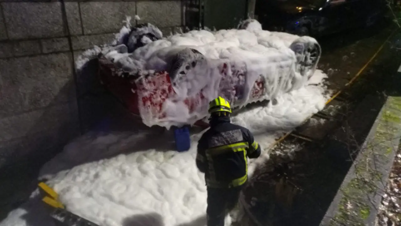 El turismo vertió una gran cantidad de combustible, por lo que los Bomberos utilizaron un colchón de espuma para evitar el riesgo de incendio. DP
