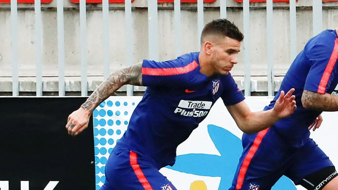 Lucas Hernández, durante un entrenamiento con el Atlético. MARISCAL (EFE)