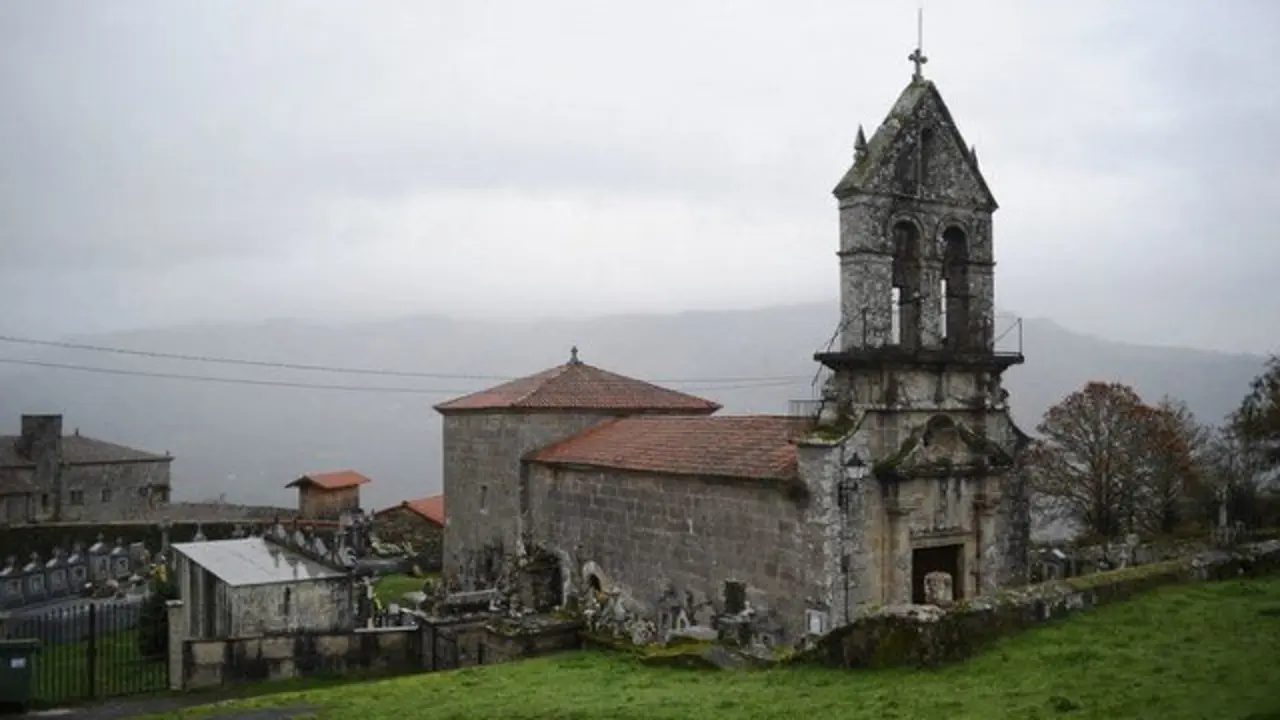 La iglesia de Graíces y, al fondo, el pazo adquirido por la mujer denunció los ruidos. MARTIÑO PINAL (LA REGIÓN)