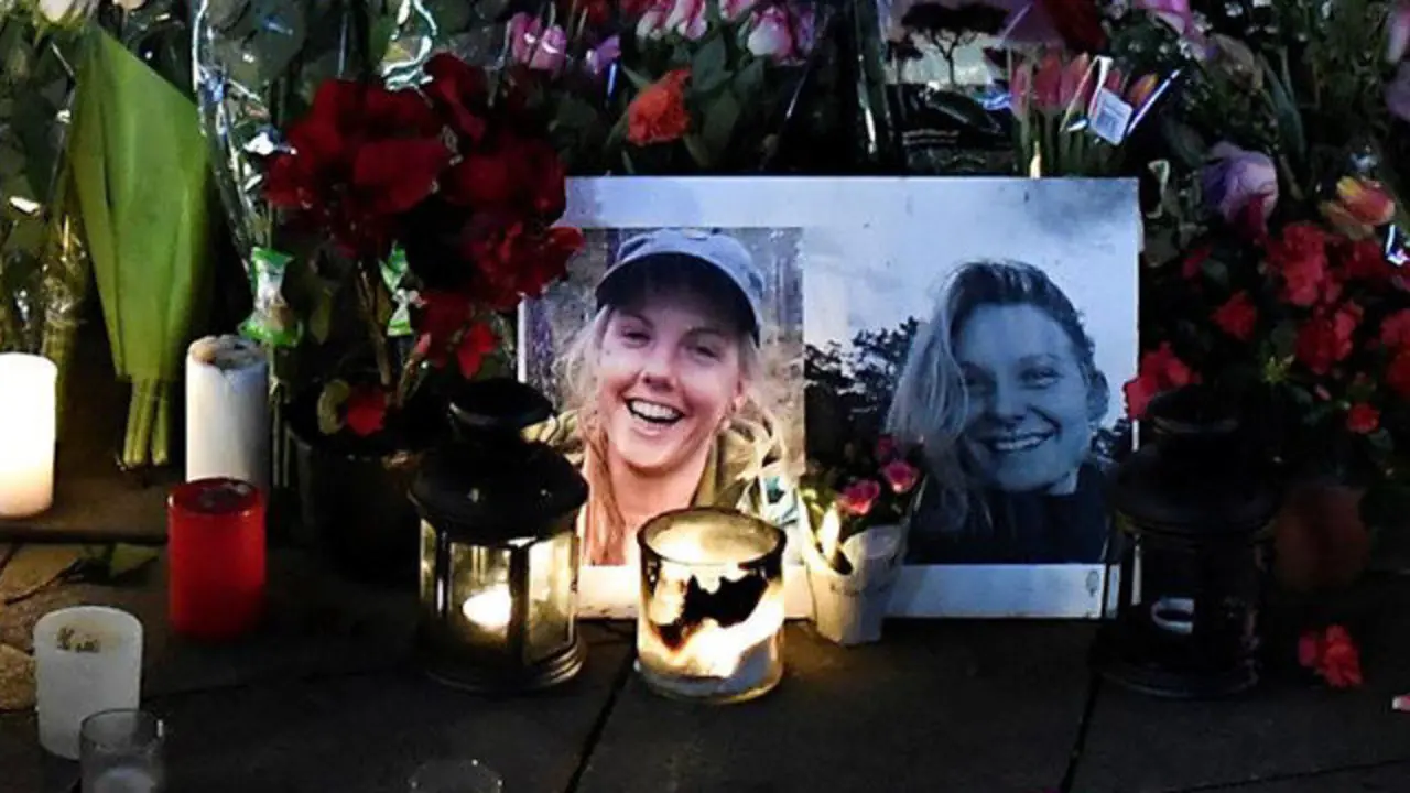 Varias personas encienden velas durante una vigilia en honor a las dos turistas escandinavas asesinadas en Marruecos THOMAS SJOERUP