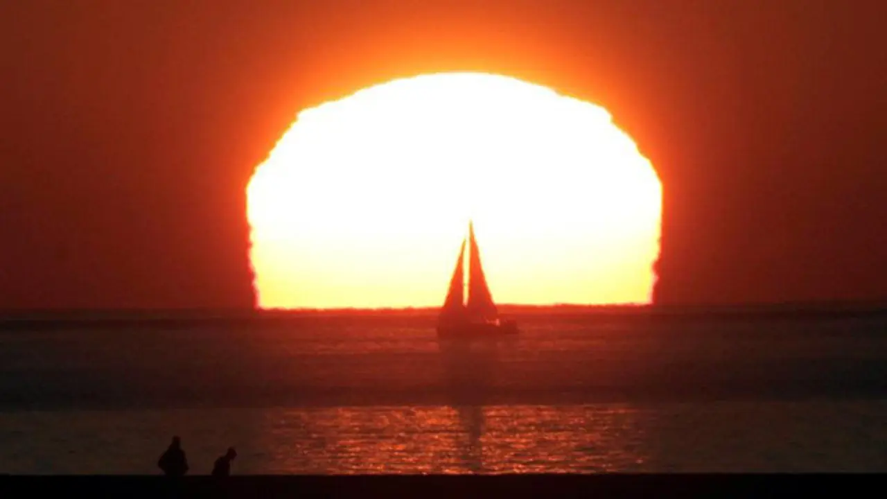 Espectacular solpor en Portos&iacute;n este domingo. LAVANDEIRA JR (EFE)