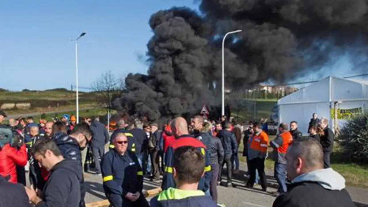 Los trabajadores de Alcoa de Avilés cortan una carretera. ALBERTO MORANTE (EFE/ARCHIVO)