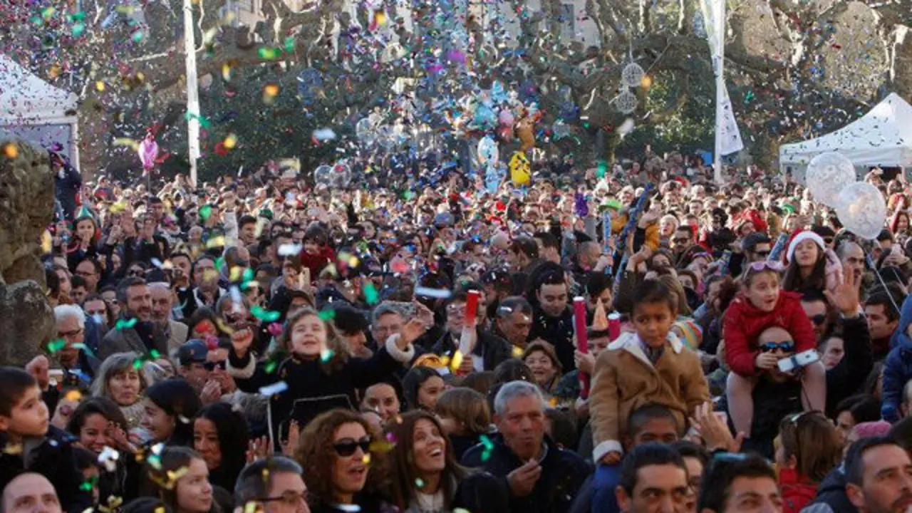 Multitudinario recibimiento del año por adelantado en Vilagarcía. SALVADOR SAS (EFE)