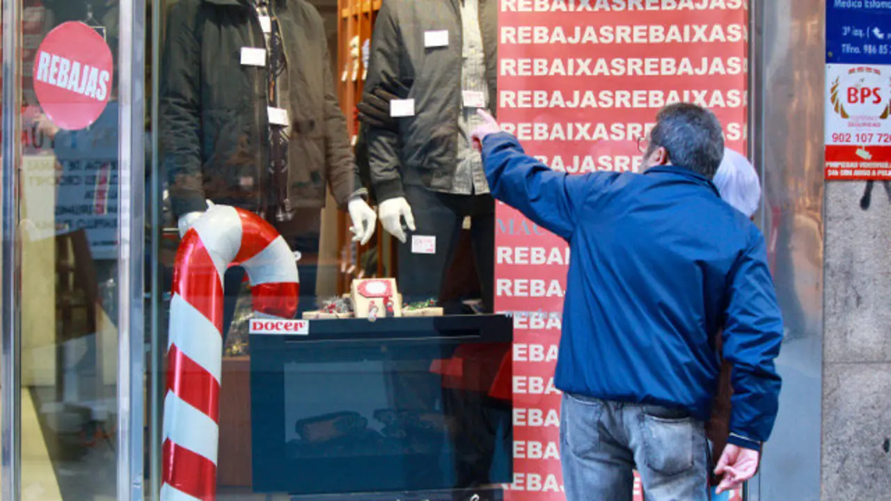 Algunos comercios ya muestran el cartel de rebajas. RAFA FARIÑA