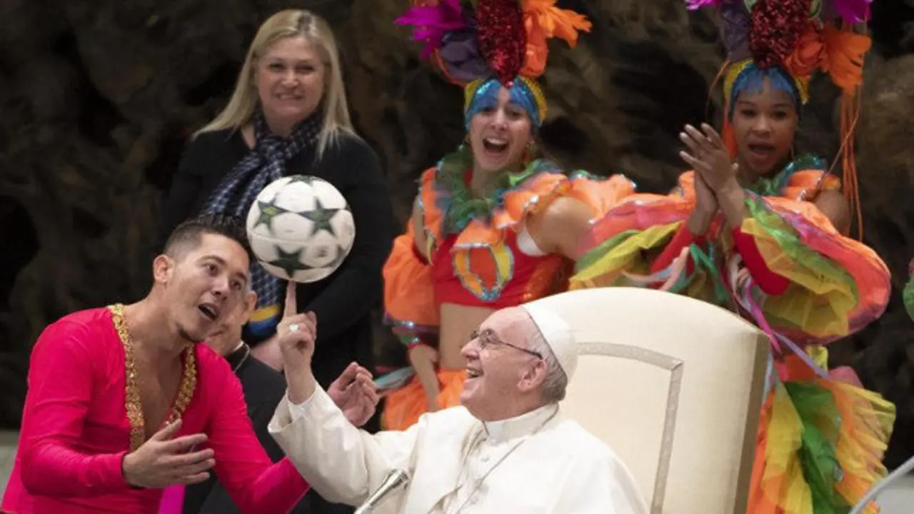 El papa Francisco, con miembros del Circo de Cuba. MAURIZIO BRAMBATTI (EFE)