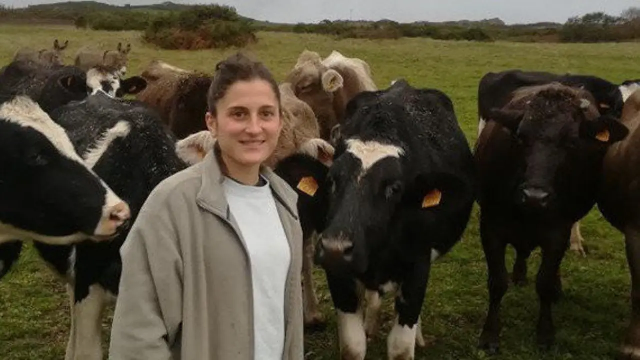 Ana Corredoira, con un grupo de reses de su granja A Cernada, en Palas. EP - Portada