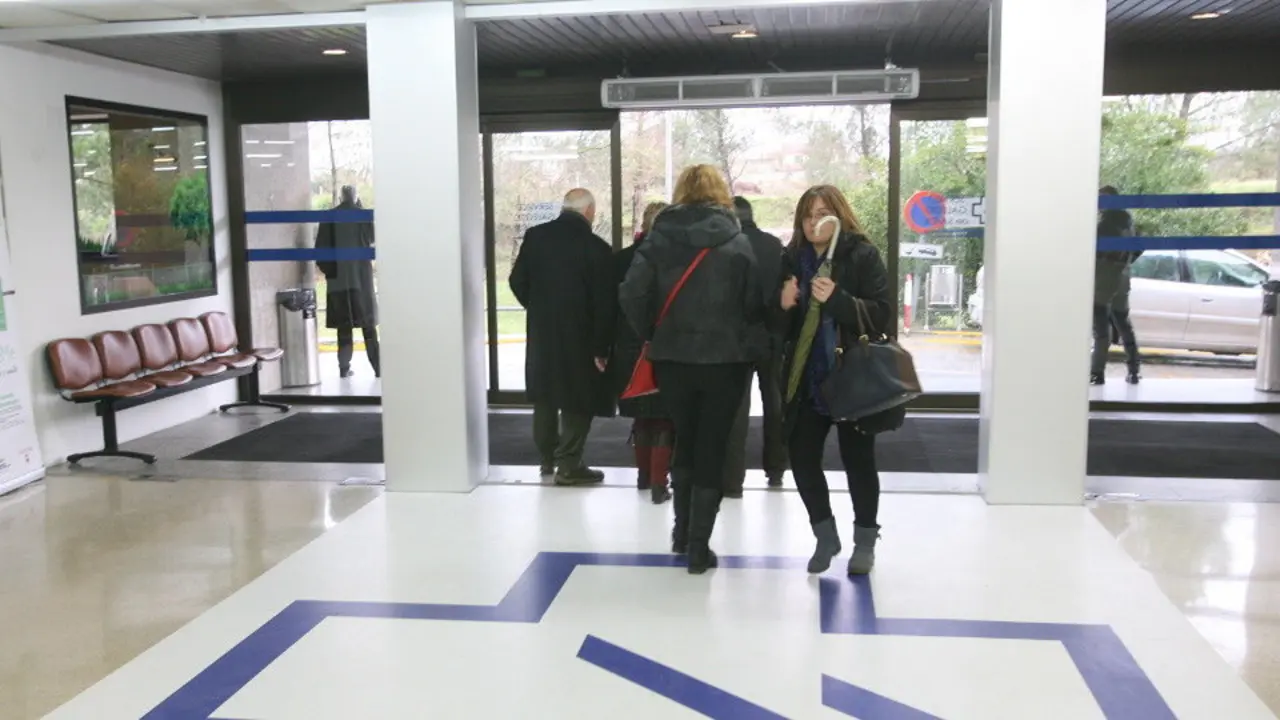 Os menores que desenvolveron a enfermidade están a ser tratados polo servizo de Pediatría do hospital comarcal de Monforte. AEP