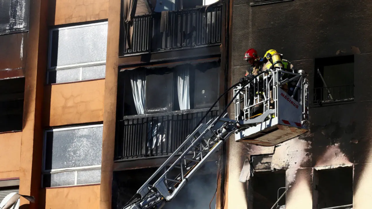 Los Bomberos, trabajando en el incendio. QUIQUE GARCÍA (EFE) - Badalona