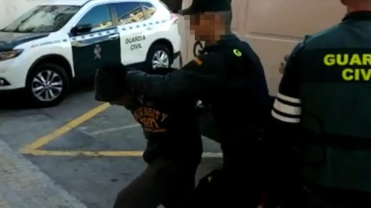 Uno de los jóvenes detenidos tras la agresión sexual. GUARDIA CIVIL