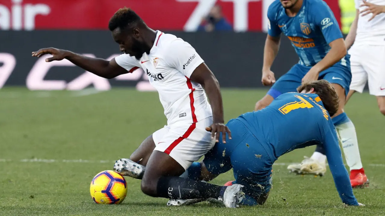 Griezmann y Gnagnon pugnan por un balón durante el partido. JOSÉ MANUEL VIDAL (EFE)