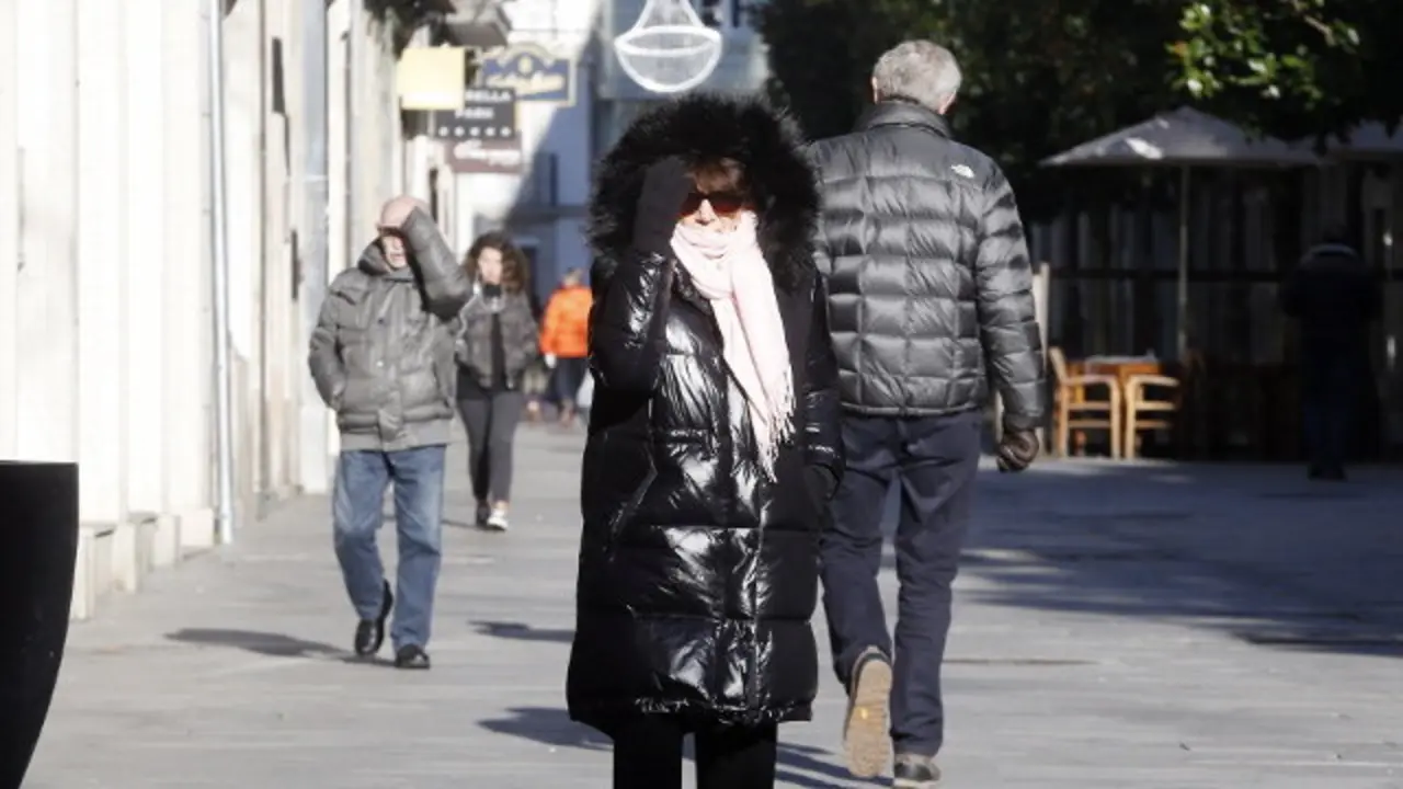 Una mujer camina bien abrigada contra el frío en Lugo. SEBAS SENANDE