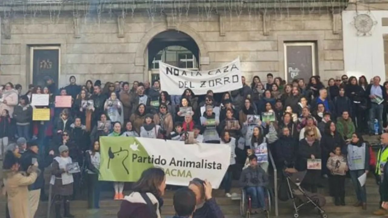 Un momento de la concentración de Pacma en Vigo. TWITTER (@PartidoPACMA)