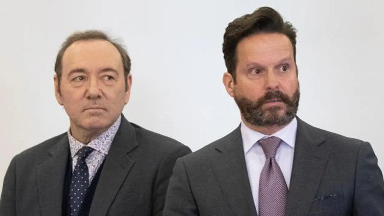 Kevin Spacey, con su abogado, durante el juicio.NICOLES HARNISHFEGER (Efe)