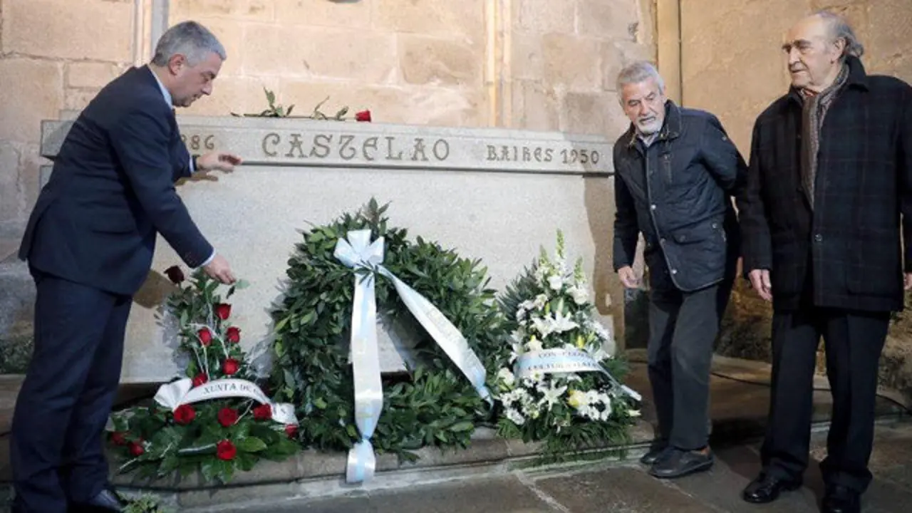 O secretario xeral de Política Lingüística, Valentín García, o presidente da Academia Xacobea, Jesús Palmou e o presidente da Fundación Castelao, Carlos Mella, durante a ofrenda floral a Castelao, este lunes. LAVANDEIRA (EFE)