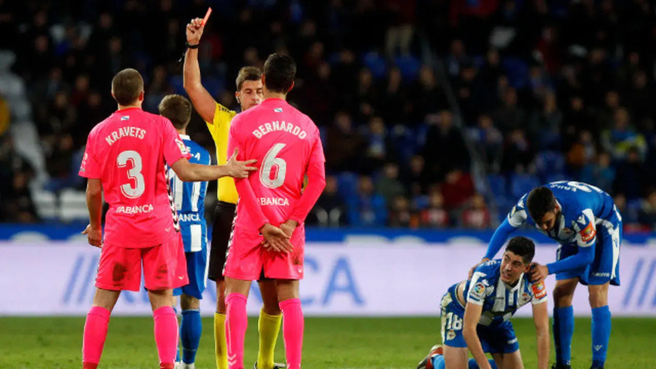 El colegiado expulsa a un jugador del Lugo en el derbi de Riazor. QUINTANA